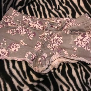 Floral denim cut-off shorts🌻